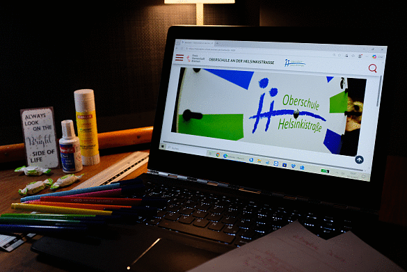 Bild eines Losrades mit dem Logo der Oberschule an der Helsinkistraße