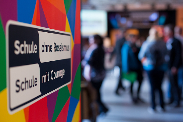 Schule ohne Rassismus Foto des Logos mit Schülern im Hintergrund